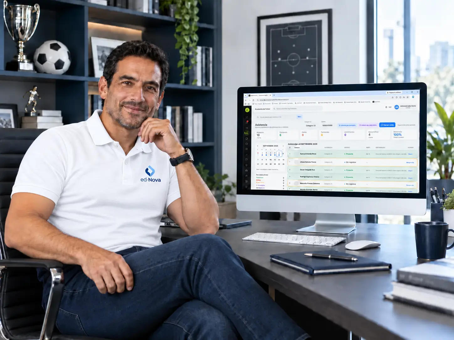Administrador con polo blanco ed-Nova trabajando con el portal de la academia en su oficina