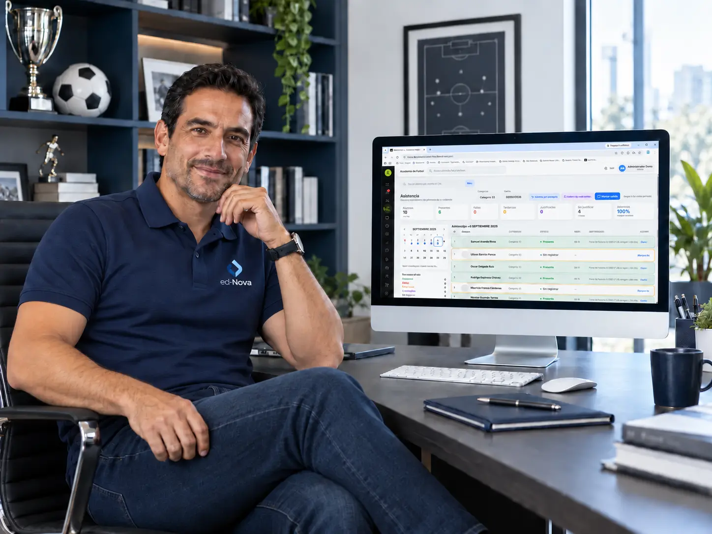 Administrador ed-Nova controlando la gestión de una academia deportiva desde su computadora
